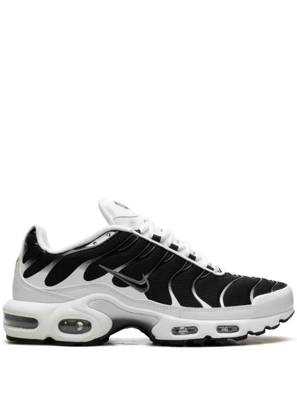 NIKE AIR MAX PLUS "BLACK / WHITE