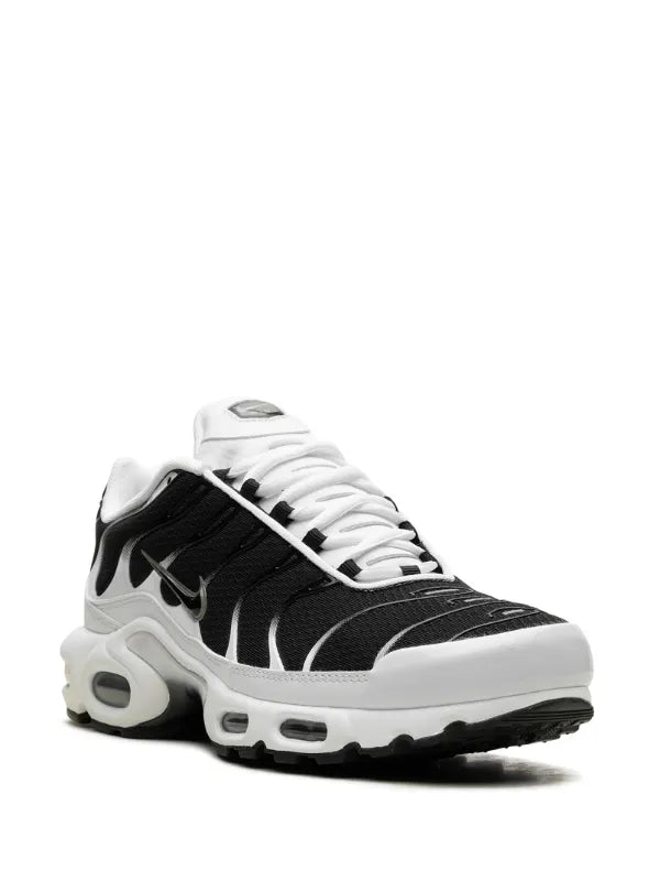 NIKE AIR MAX PLUS "BLACK / WHITE