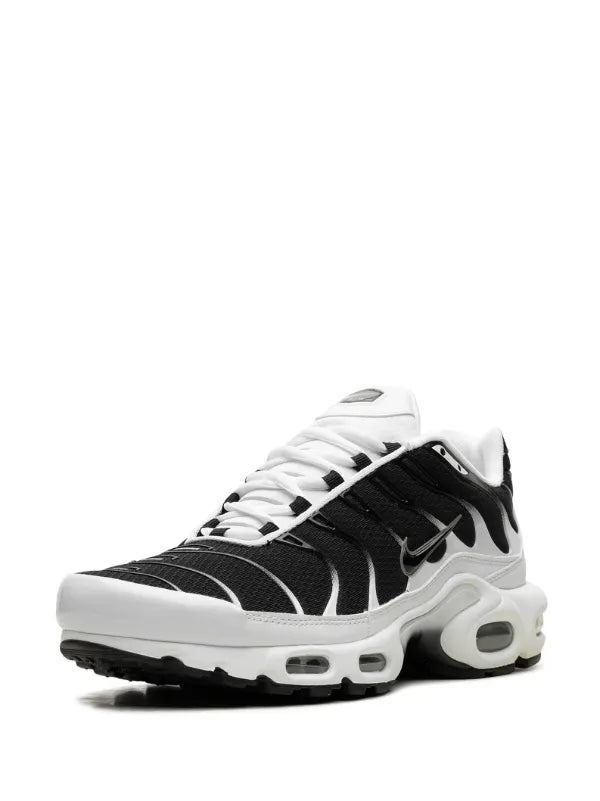 NIKE AIR MAX PLUS "BLACK / WHITE