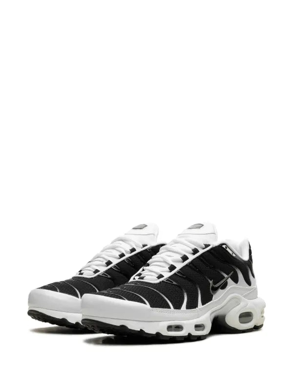 NIKE AIR MAX PLUS "BLACK / WHITE