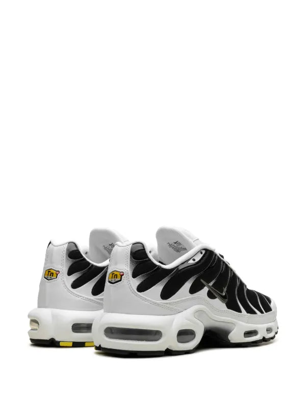 NIKE AIR MAX PLUS "BLACK / WHITE