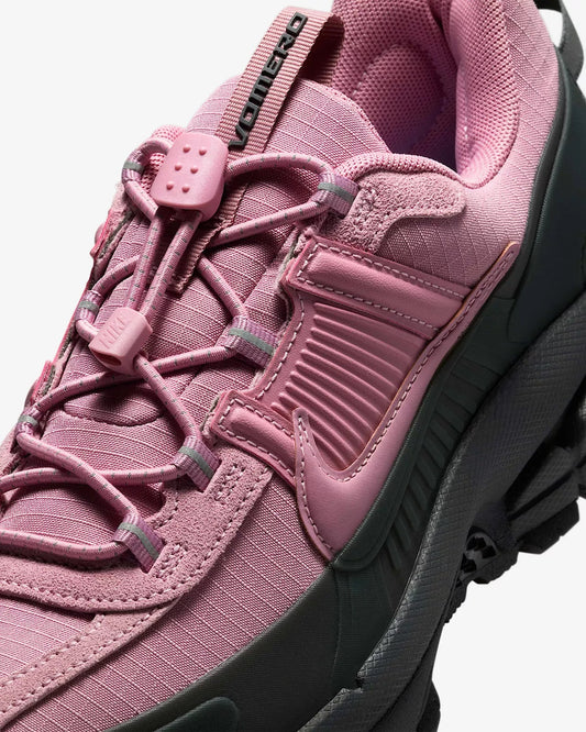NIKE ZOOM VOMERO ROAM PINK SNEAKER
