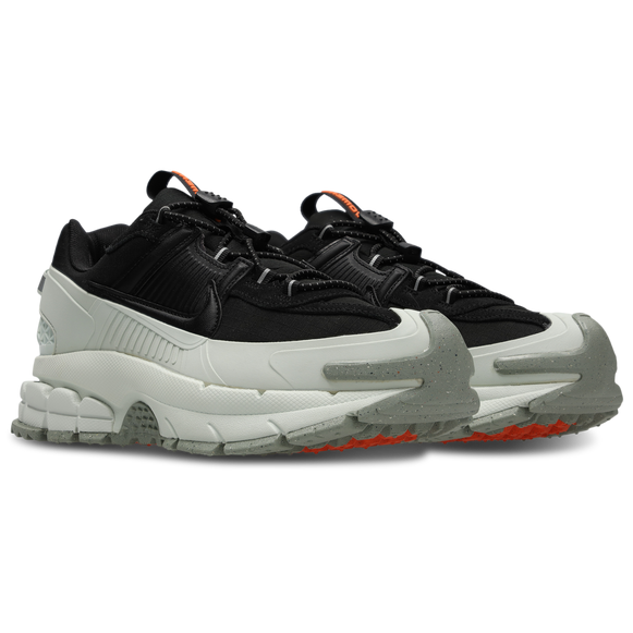 NIKE ZOOM VOMERO ROAM BLACK/WHITE SNEAKER