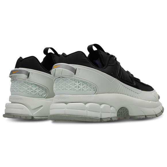 NIKE ZOOM VOMERO ROAM BLACK/WHITE SNEAKER